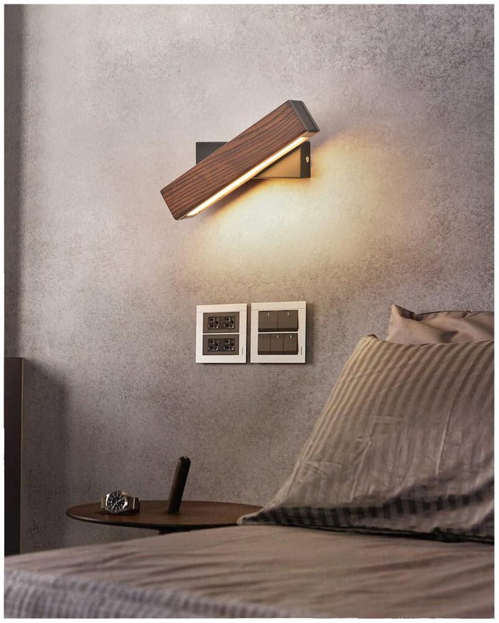 Drewniana lampa ścienna LED z obrotową głowicą