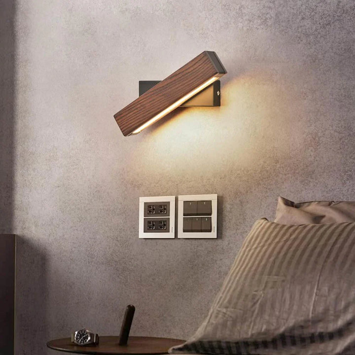 Drewniana lampa ścienna LED z obrotową głowicą