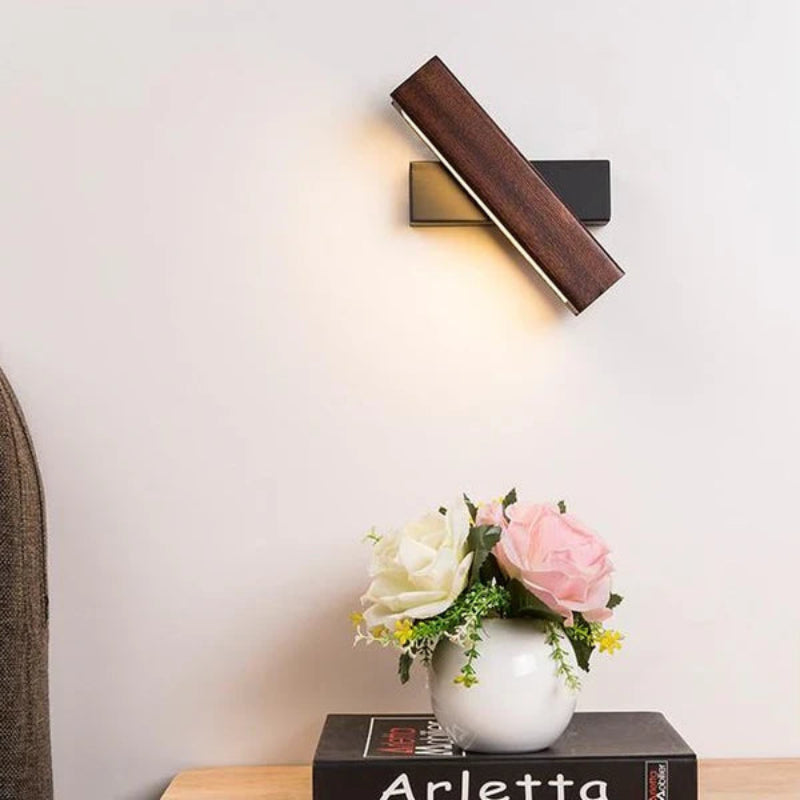 Drewniana lampa ścienna LED z obrotową głowicą