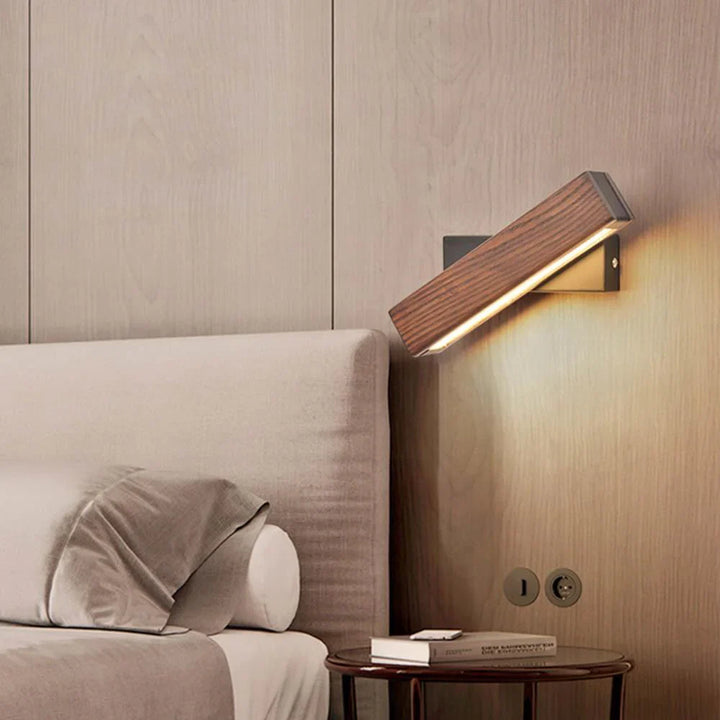 Drewniana lampa ścienna LED z obrotową głowicą