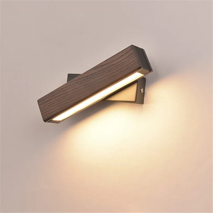 Drewniana lampa ścienna LED z obrotową głowicą