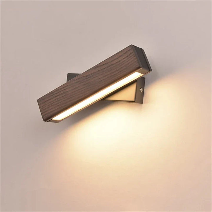 Drewniana lampa ścienna LED z obrotową głowicą
