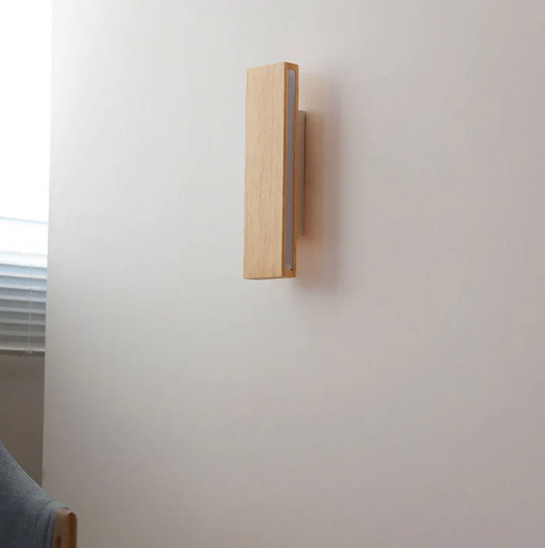 Drewniana lampa ścienna liniowa LED z naturalnego drewna