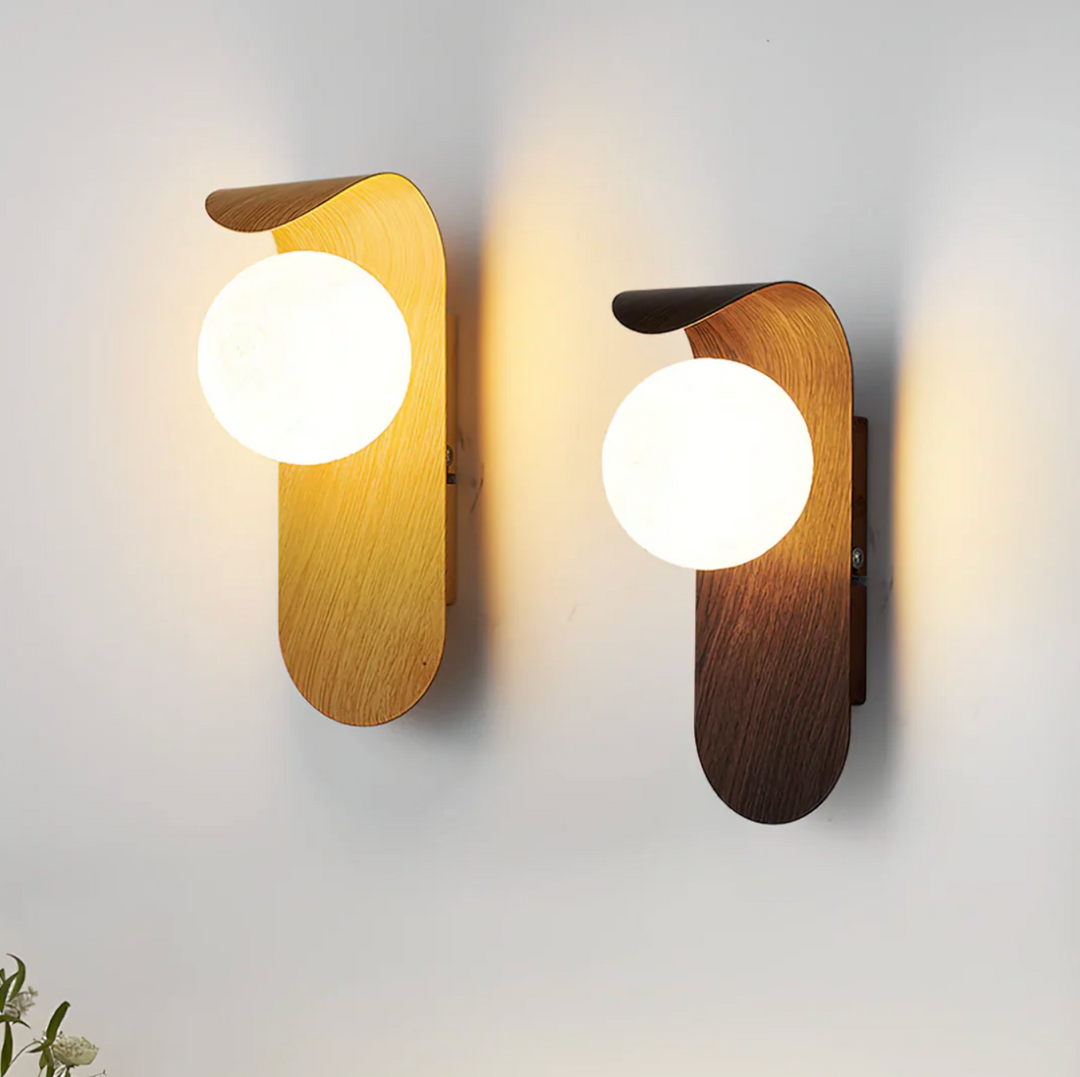 Drewniana lampa ścienna z kloszem w kształcie szklanej kuli