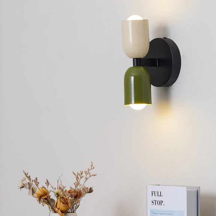 Dwukierunkowa lampa ścienna LED z cylindrycznym kloszem na okrągłej podstawie