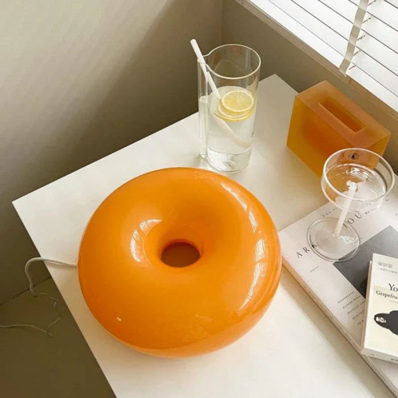 Kinkiet Donut z okrągłym kloszem w kształcie torusa