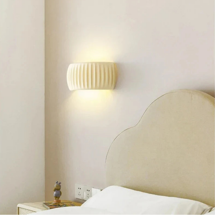 Kinkiet LED typu Up-Down z rowkowaną obudową