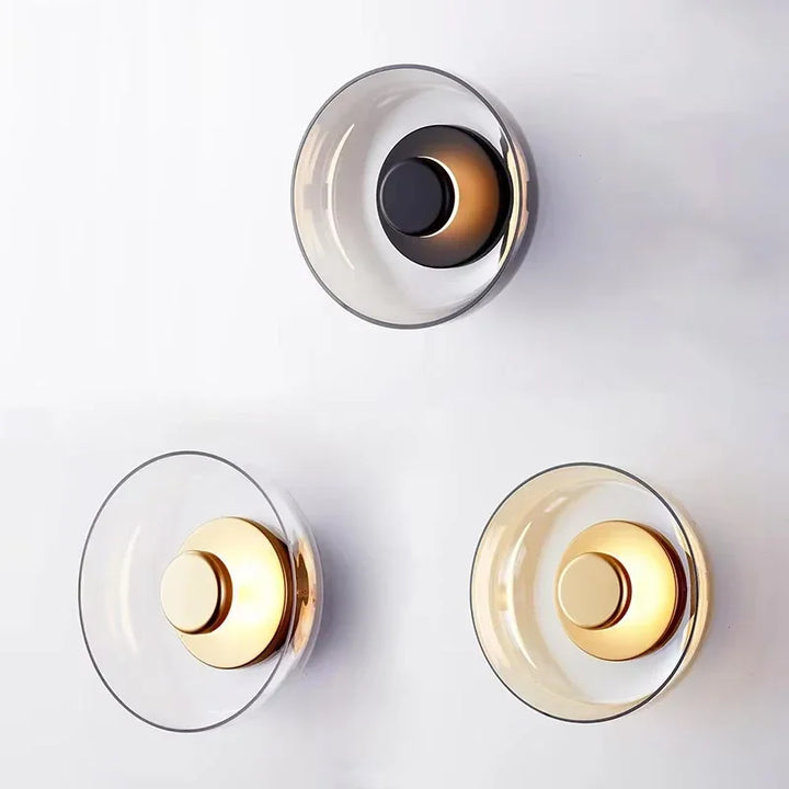 Kinkiet LED z okrągłym kloszem szklanym i kolorowym pierścieniem