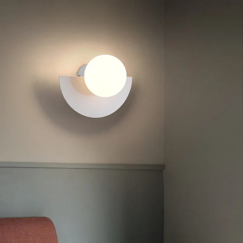 Kinkiet LED z półokrągłą metalową podstawą i kulistą opalową żarówką