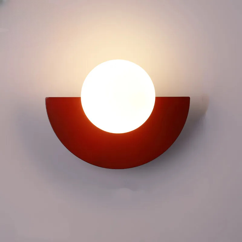 Kinkiet LED z półokrągłą metalową podstawą i kulistą opalową żarówką