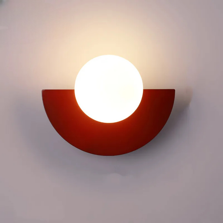 Kinkiet LED z półokrągłą metalową podstawą i kulistą opalową żarówką
