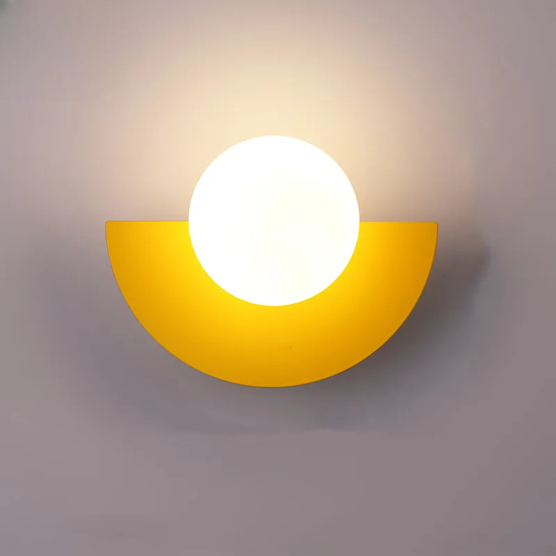 Kinkiet LED z półokrągłą metalową podstawą i kulistą opalową żarówką
