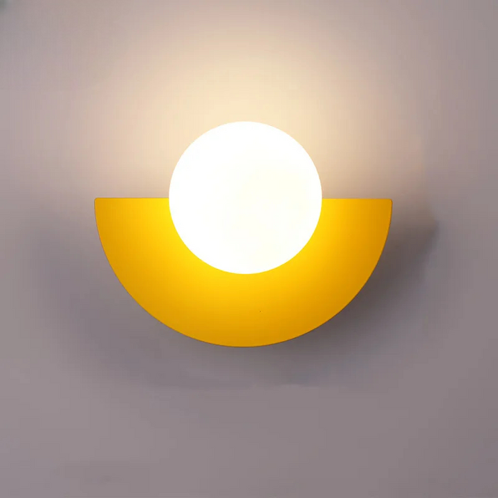 Kinkiet LED z półokrągłą metalową podstawą i kulistą opalową żarówką