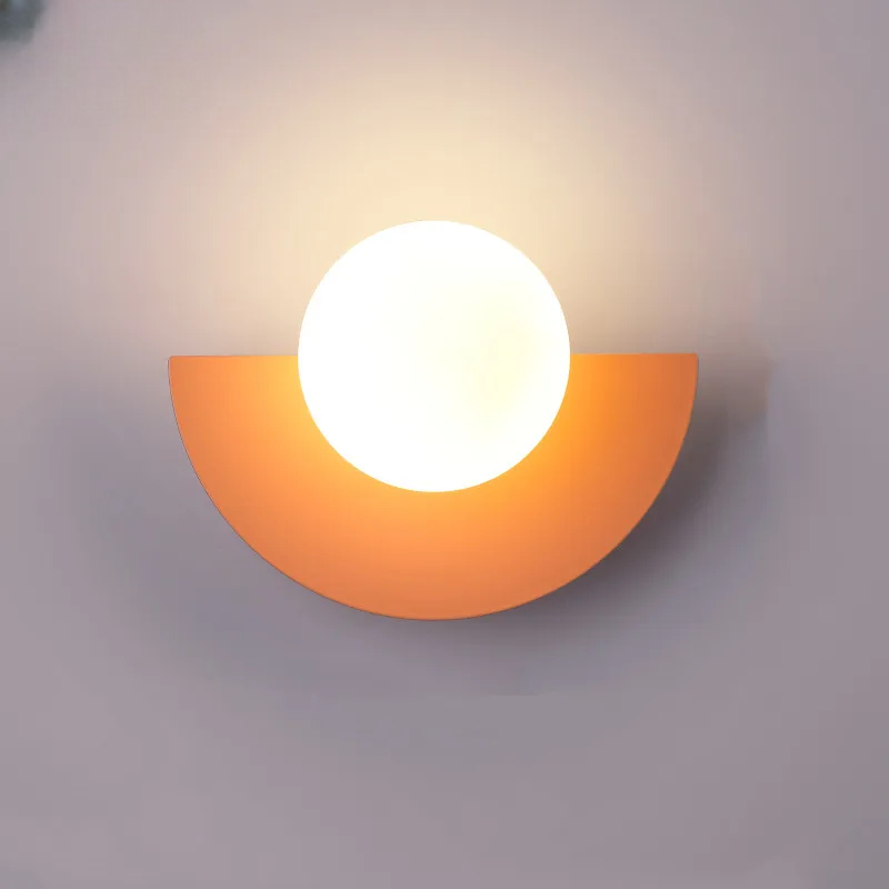 Kinkiet LED z półokrągłą metalową podstawą i kulistą opalową żarówką