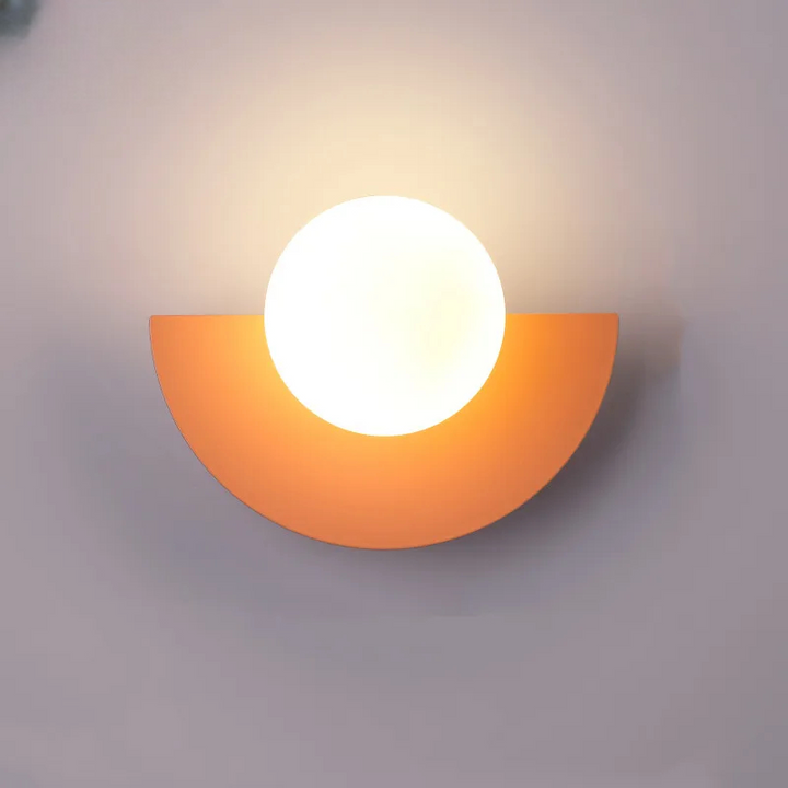 Kinkiet LED z półokrągłą metalową podstawą i kulistą opalową żarówką