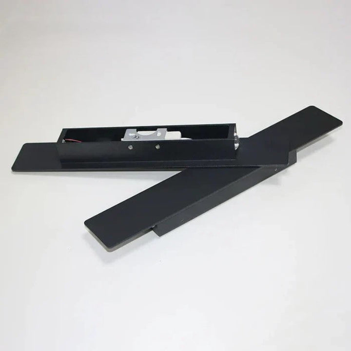 Kinkiet LED z pionową obudową i dwukierunkowym strumieniem światła