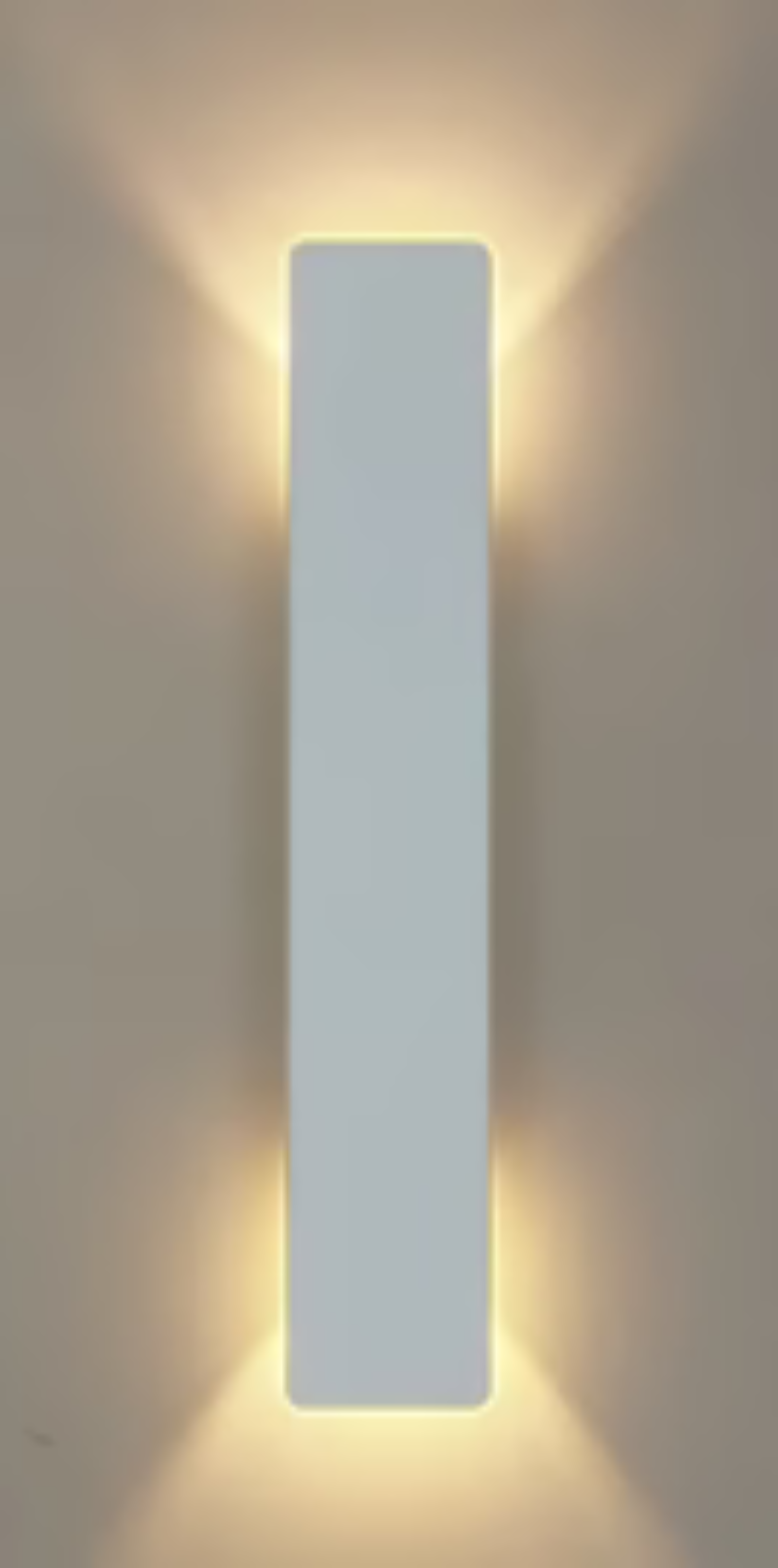 Kinkiet LED z pionową obudową i dwukierunkowym strumieniem światła