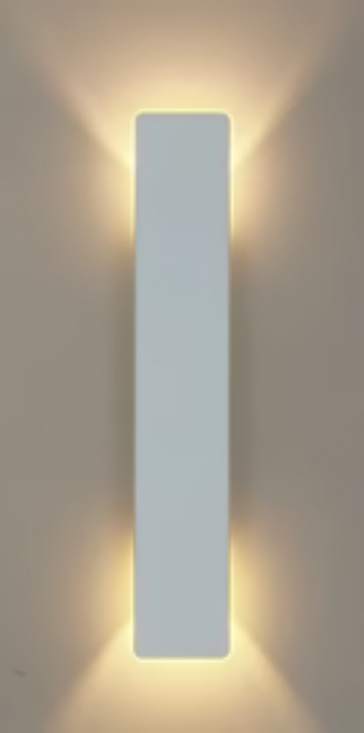 Kinkiet LED z pionową obudową i dwukierunkowym strumieniem światła