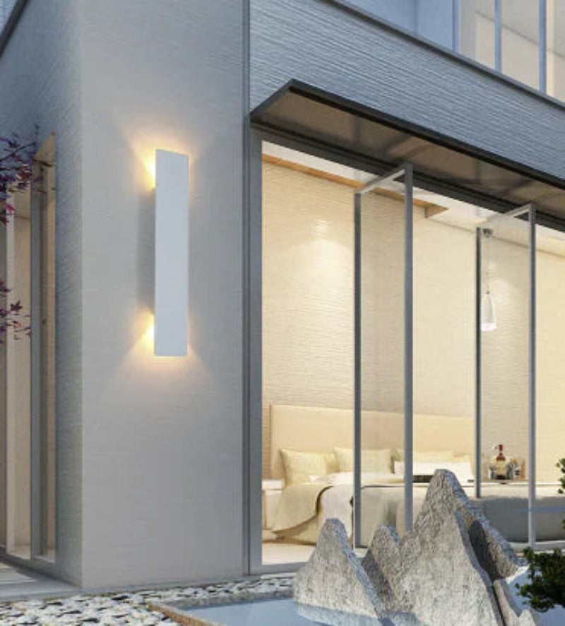 Kinkiet LED z pionową obudową i dwukierunkowym strumieniem światła