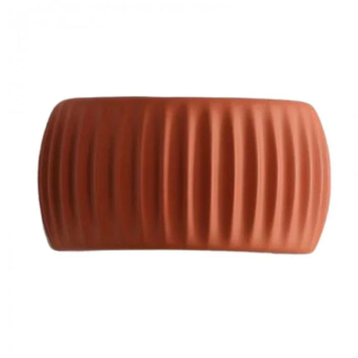 Kinkiet ceramiczny z rowkowaną powierzchnią