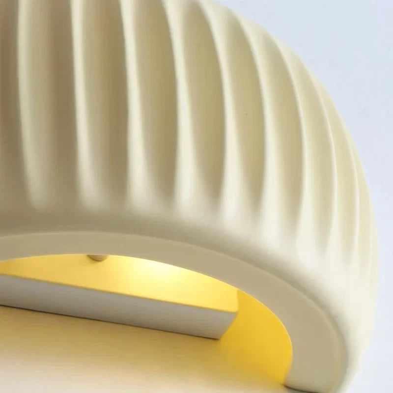 Kinkiet ceramiczny z rowkowaną powierzchnią