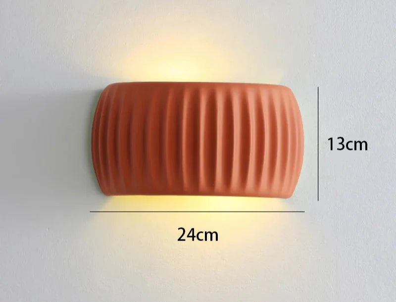 Kinkiet ceramiczny z rowkowaną powierzchnią