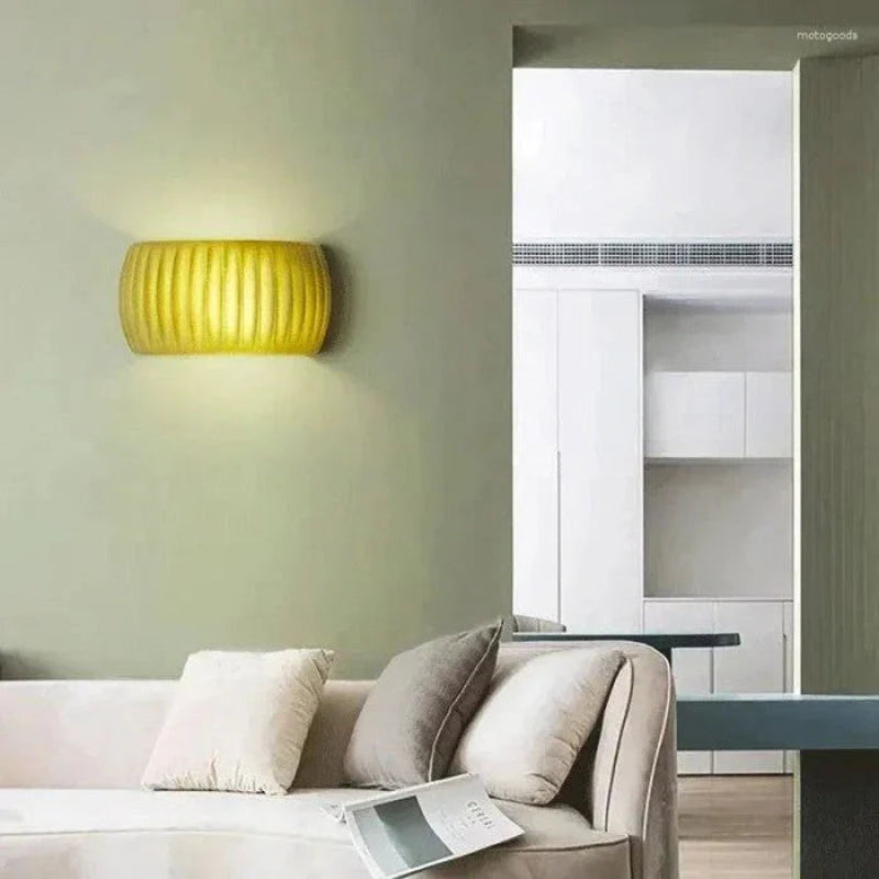 Kinkiet ceramiczny z rowkowaną powierzchnią