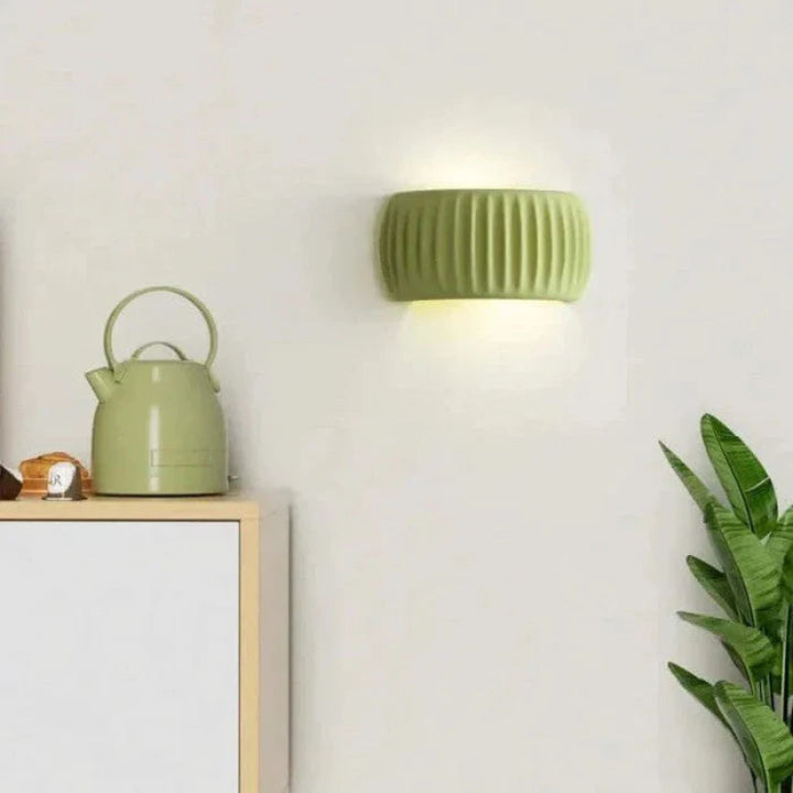 Kinkiet ceramiczny z rowkowaną powierzchnią