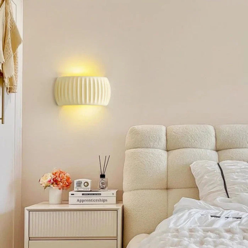 Kinkiet ceramiczny z rowkowaną powierzchnią