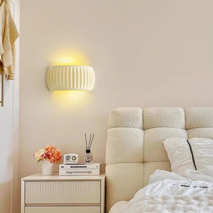 Kinkiet ceramiczny z rowkowaną powierzchnią