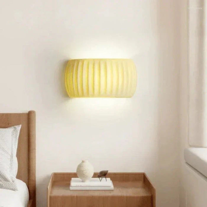 Kinkiet ceramiczny z rowkowaną powierzchnią