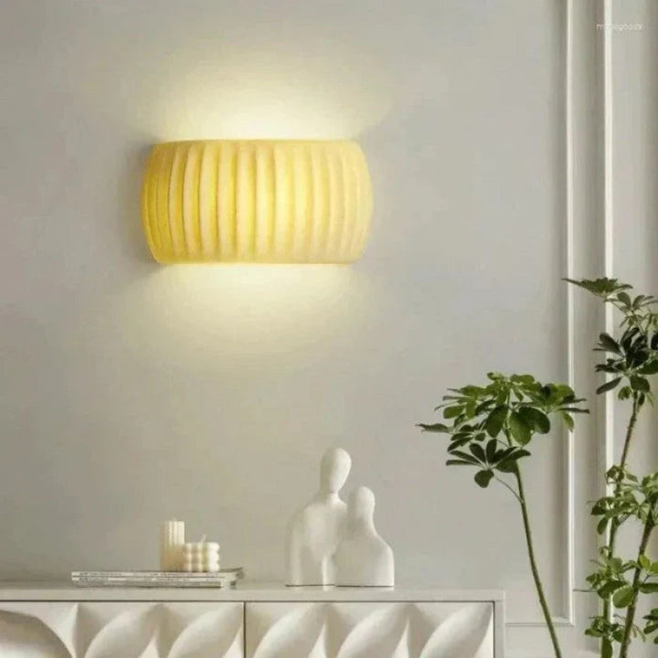Kinkiet ceramiczny z rowkowaną powierzchnią