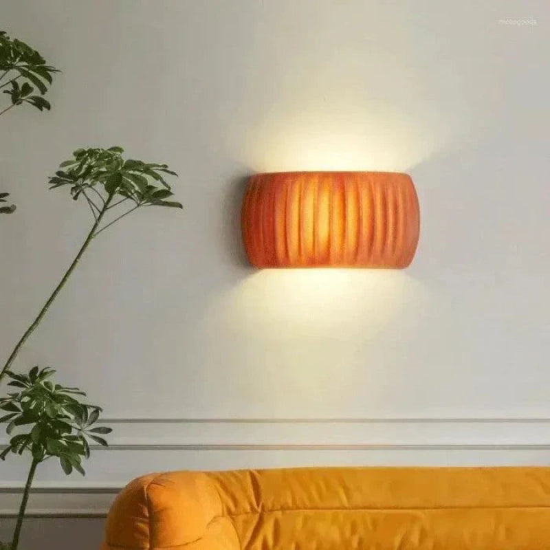 Kinkiet ceramiczny z rowkowaną powierzchnią