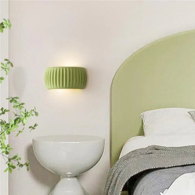 Kinkiet ceramiczny z rowkowaną powierzchnią