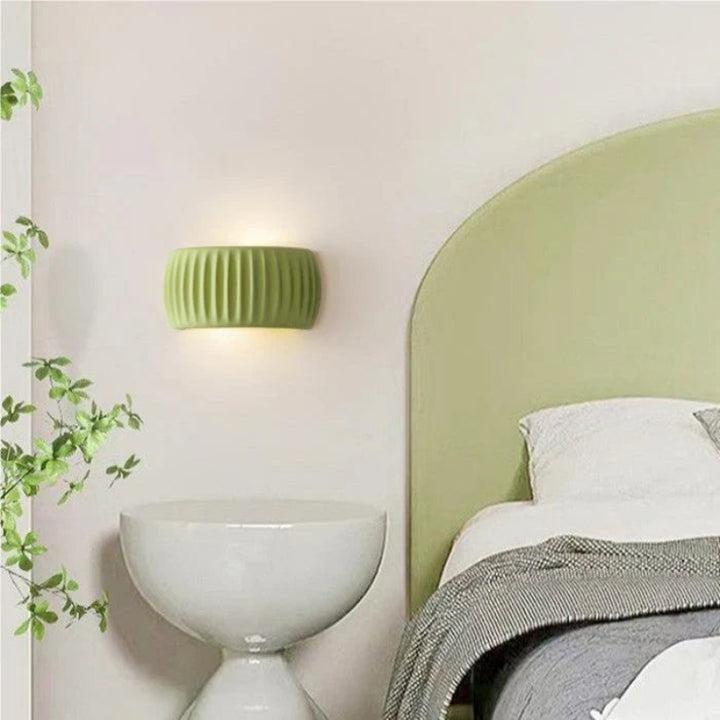 Kinkiet ceramiczny z rowkowaną powierzchnią