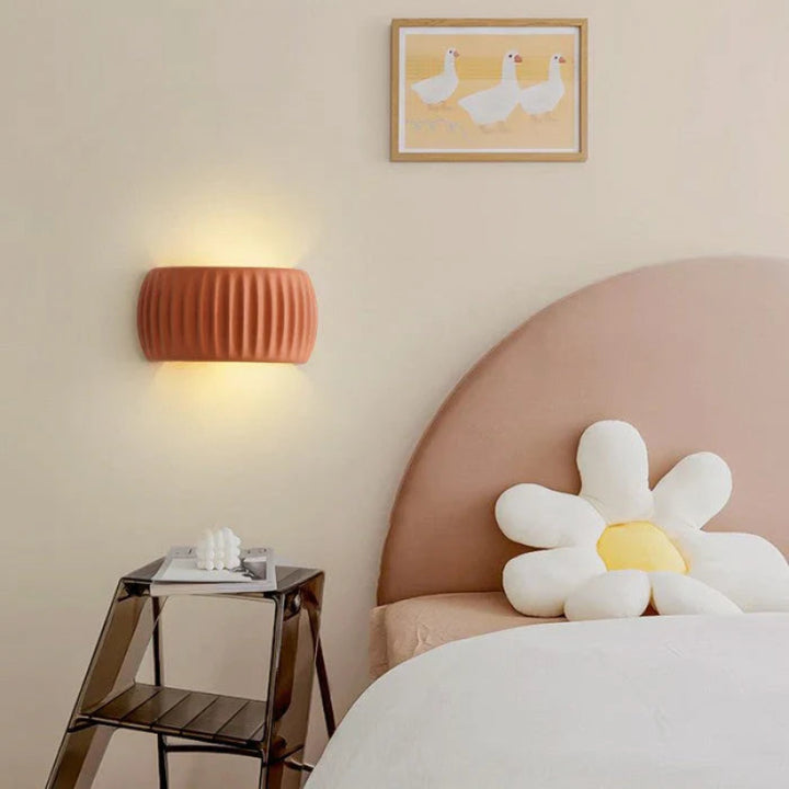 Kinkiet ceramiczny z rowkowaną powierzchnią