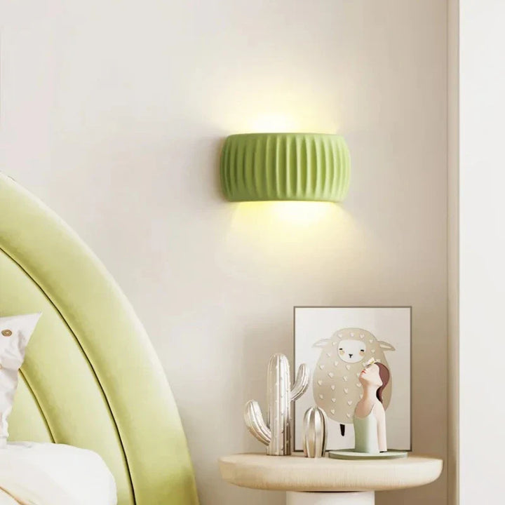 Kinkiet ceramiczny z rowkowaną powierzchnią