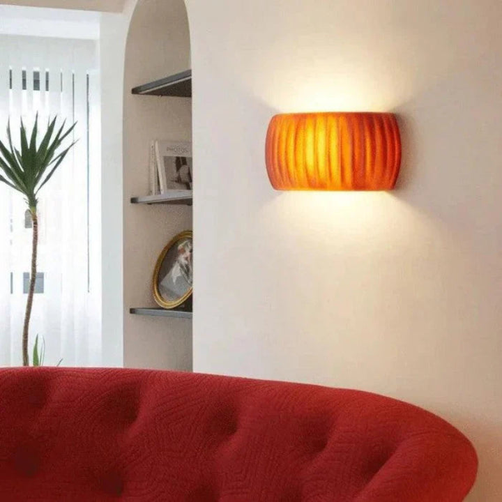 Kinkiet ceramiczny z rowkowaną powierzchnią