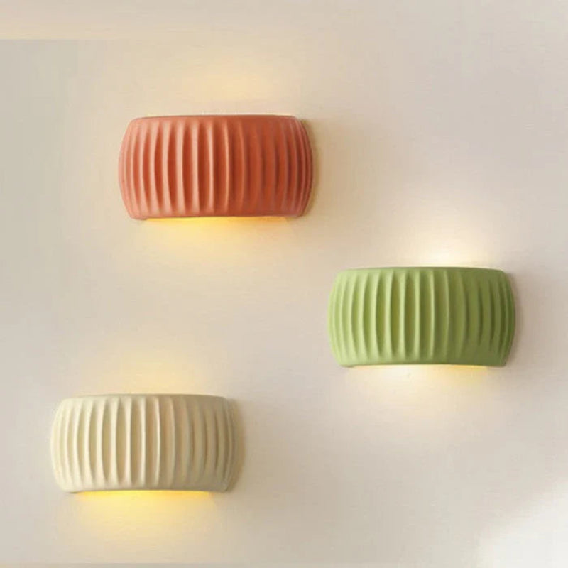 Kinkiet ceramiczny z rowkowaną powierzchnią