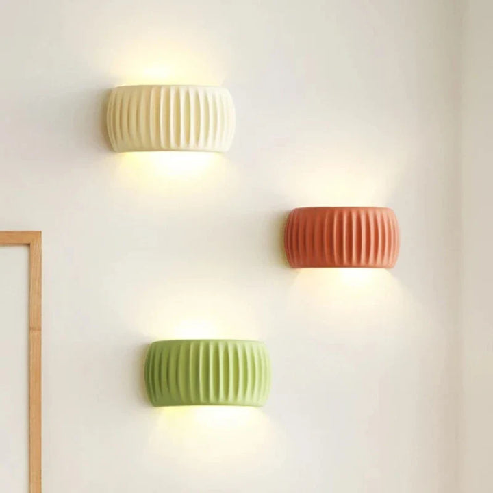 Kinkiet ceramiczny z rowkowaną powierzchnią