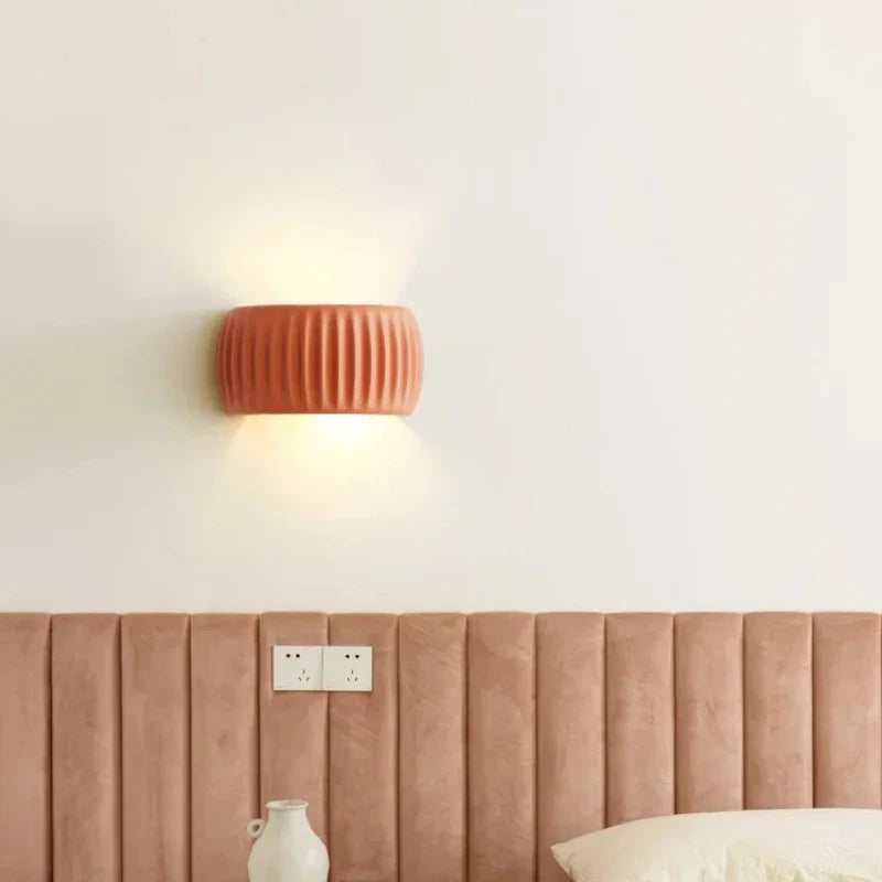 Kinkiet ceramiczny z rowkowaną powierzchnią