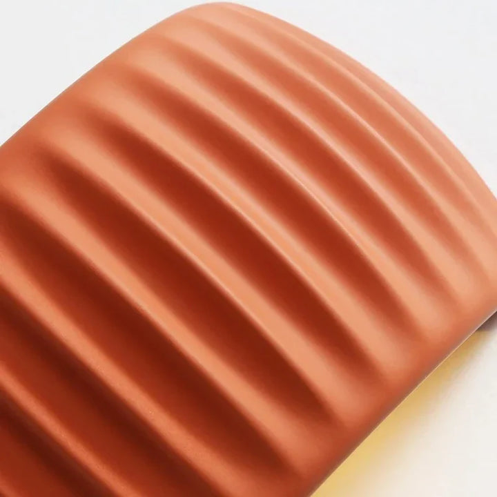Kinkiet ceramiczny z rowkowaną powierzchnią