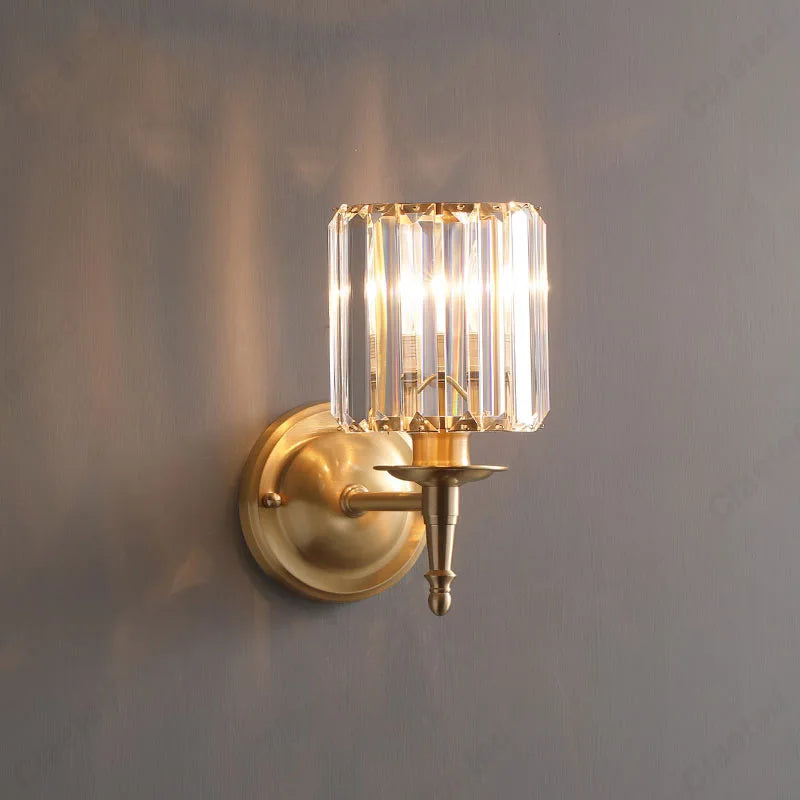 Kinkiet z karbowanym kloszem ze szkła i złotą podstawą