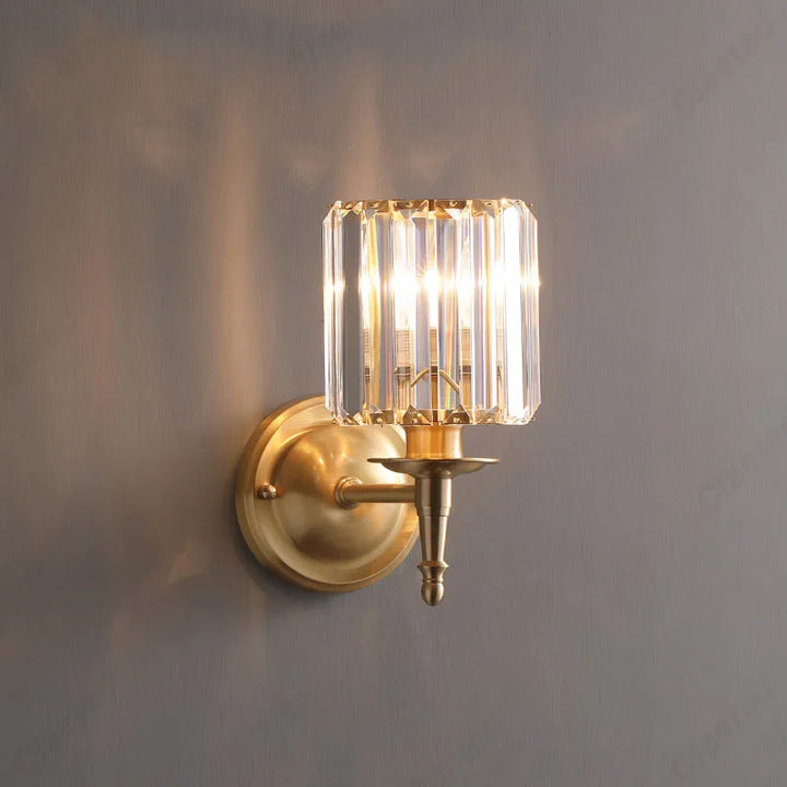 Kinkiet z karbowanym kloszem ze szkła i złotą podstawą