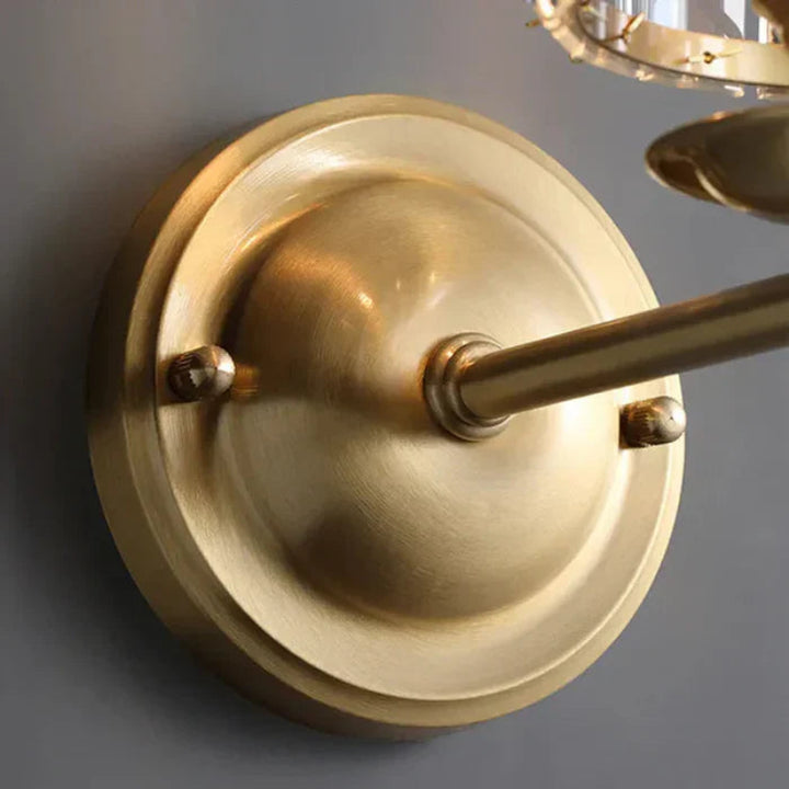 Kinkiet z karbowanym kloszem ze szkła i złotą podstawą