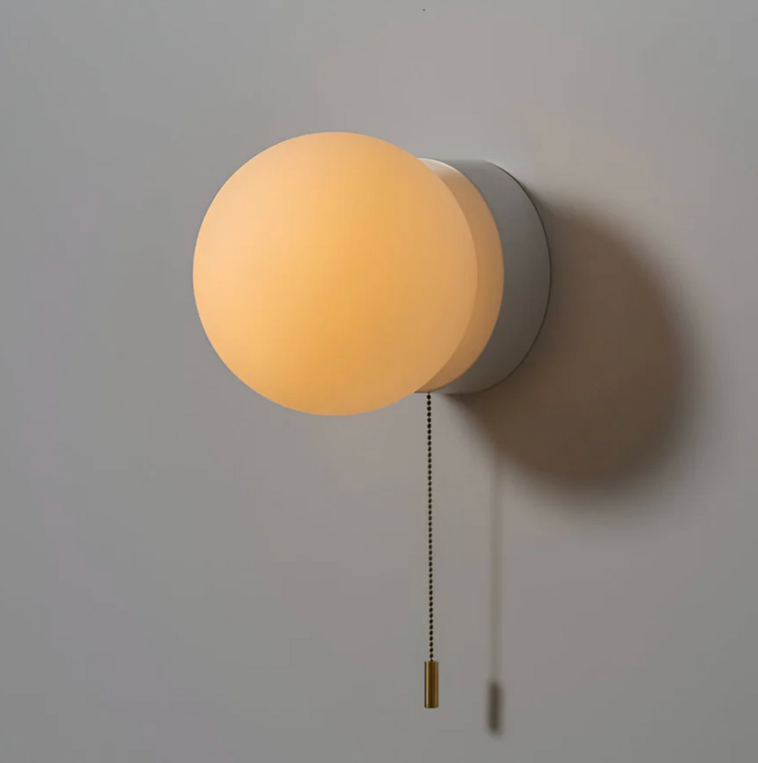 Kinkiet z kloszem szklanym i łańcuchem
