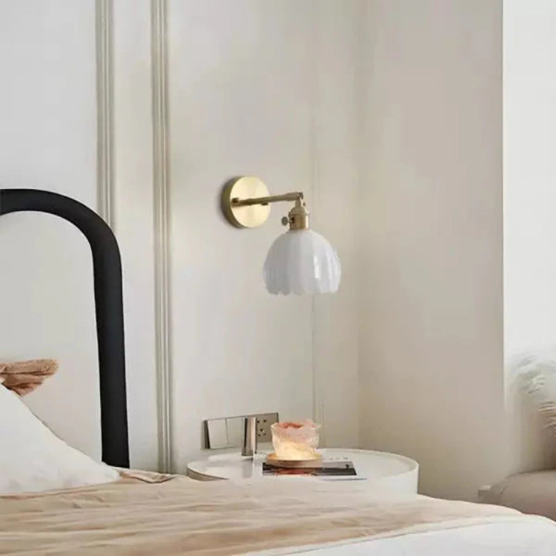 Kinkiet z kloszem ze szkła ryflowanego i ramieniem z w kolorze złotym