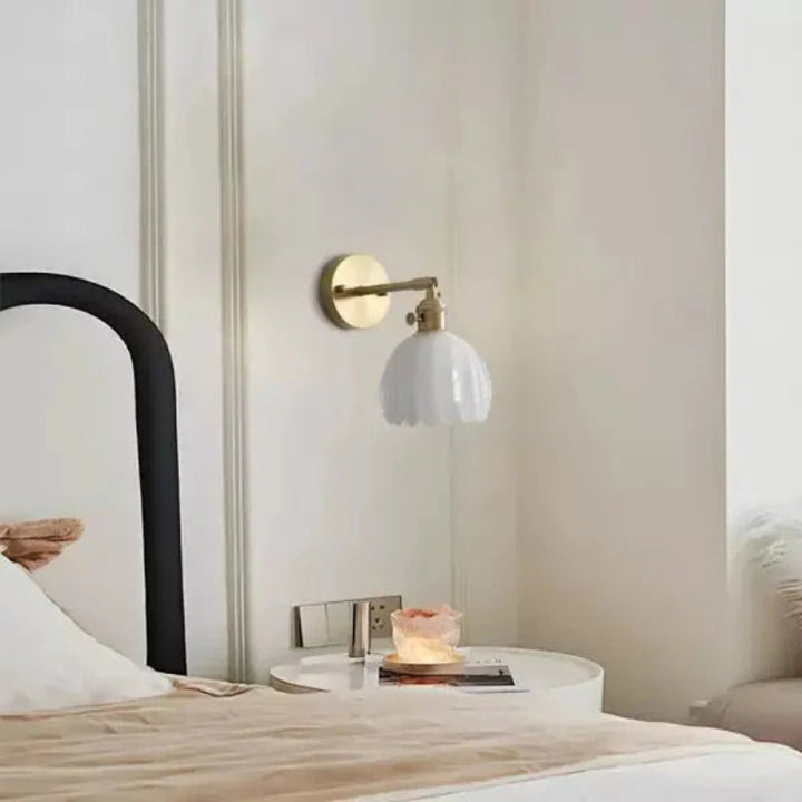 Kinkiet z kloszem ze szkła ryflowanego i ramieniem z w kolorze złotym