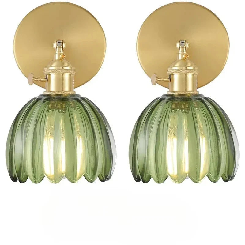 Kinkiet z kloszem ze szkła ryflowanego i ramieniem z w kolorze złotym