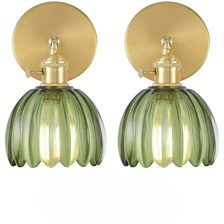 Kinkiet z kloszem ze szkła ryflowanego i ramieniem z w kolorze złotym